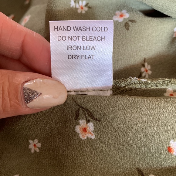 Lavish Luxe Styles. Ruffle Detail Romper. Size S - Picture 5 of 5